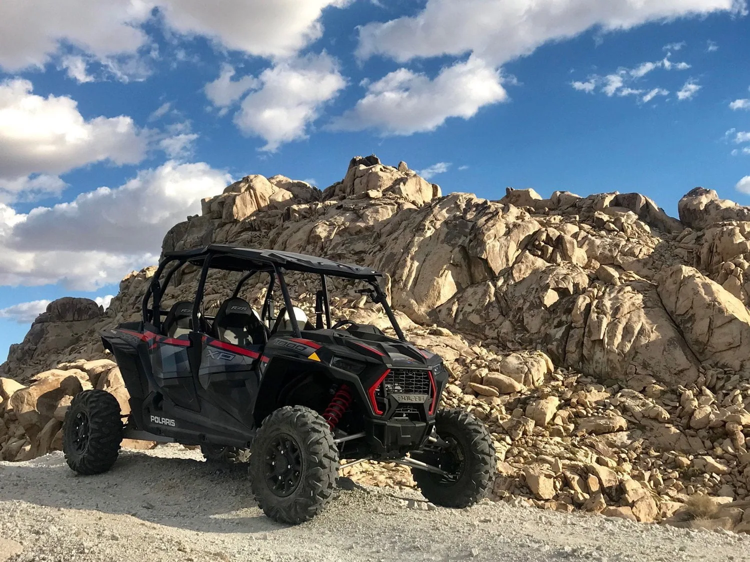 happy-trails-rental-polaris-rzr-close-up-in-buttes